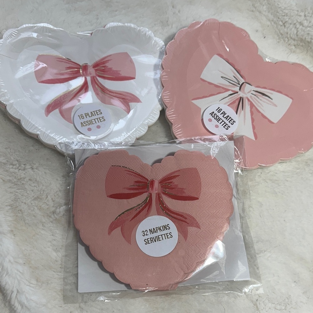 Meri Meri bow plates and matching napkins — 32 plates and napkins